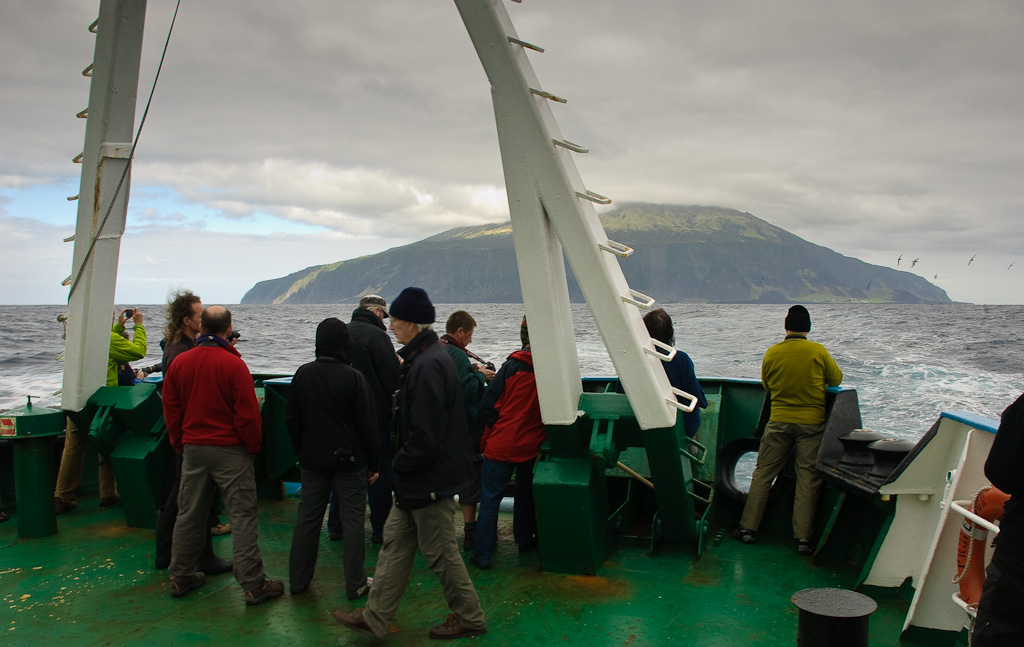  Vroegtijdig afscheid van Tristan da Cunha. Let op de stroom vogels achter de boot (Simon Plat).