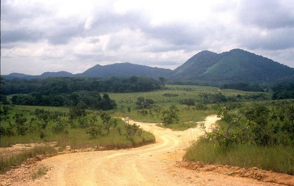 Karakteristiek landschap bossavanne in Lope NP, Gabon, januari 2006 (Adriaan Dijksen)